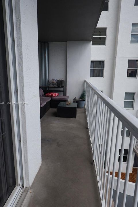 For Rent: $2,600 (2 beds, 2 baths, 930 Square Feet)