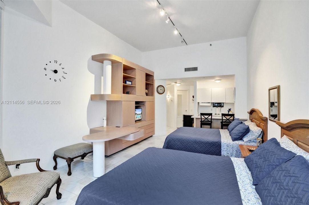 For Sale: $1,100,000 (2 beds, 2 baths, 2240 Square Feet)