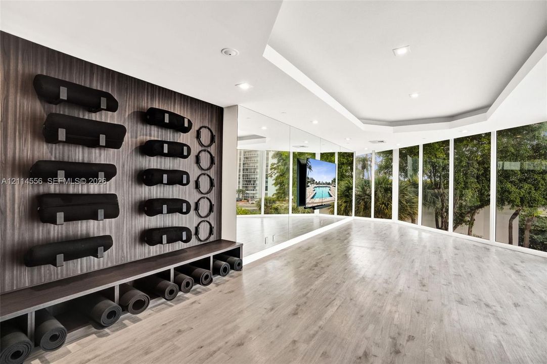 For Sale: $1,100,000 (2 beds, 2 baths, 2240 Square Feet)