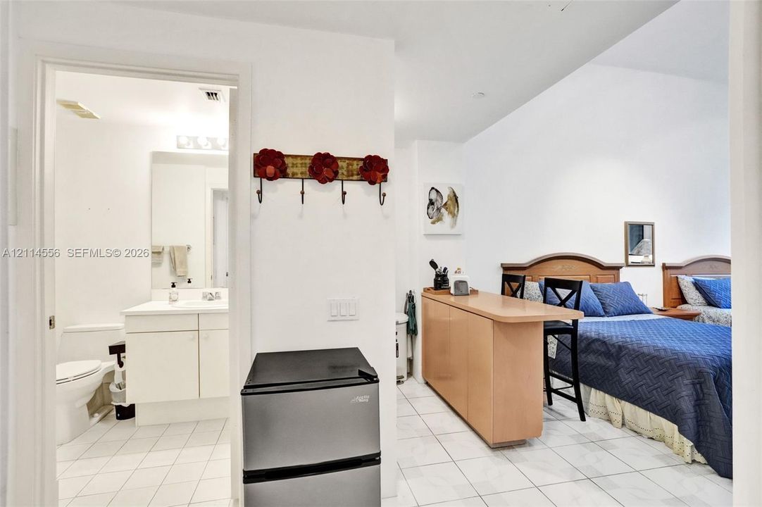 For Sale: $1,100,000 (2 beds, 2 baths, 2240 Square Feet)