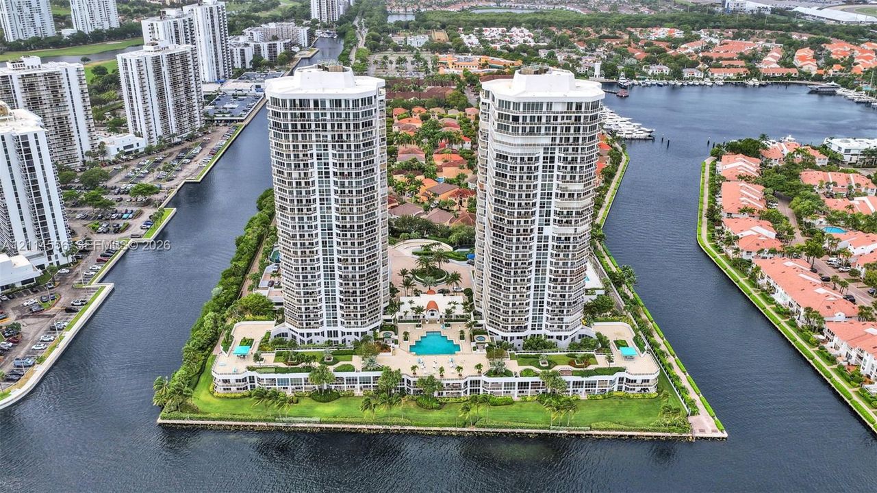 For Sale: $1,100,000 (2 beds, 2 baths, 2240 Square Feet)
