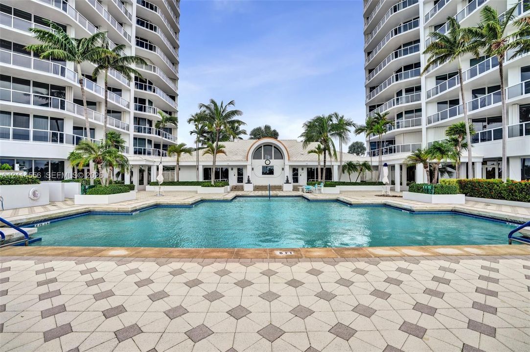 For Sale: $1,100,000 (2 beds, 2 baths, 2240 Square Feet)