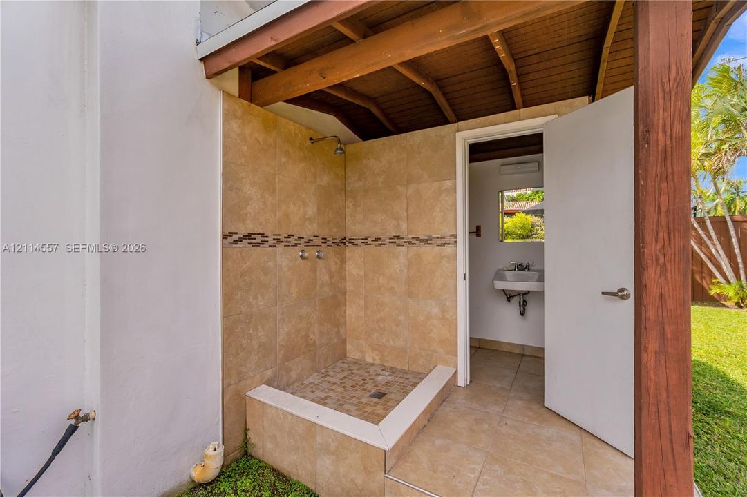 For Sale: $1,250,000 (3 beds, 2 baths, 1907 Square Feet)