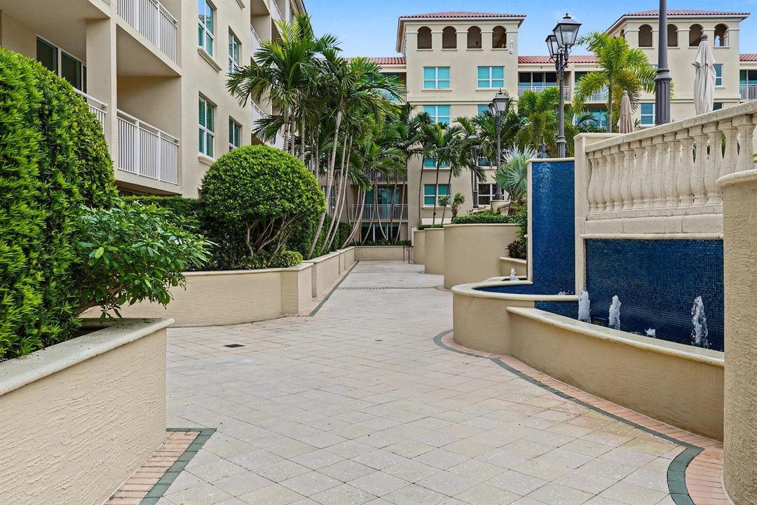 Palmetto Place | Fountain & Tropical Cou