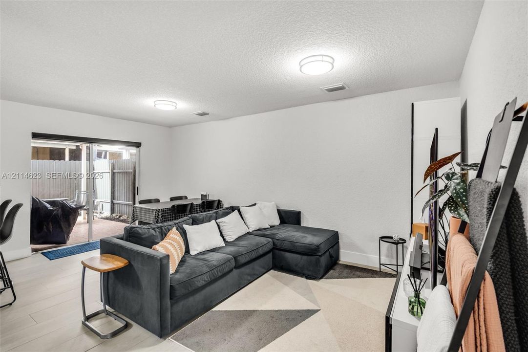 На продажу: $429,900 (3 спален, 2 ванн, 1188 Квадратных фут)