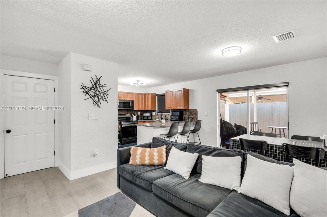 На продажу: $429,900 (3 спален, 2 ванн, 1188 Квадратных фут)