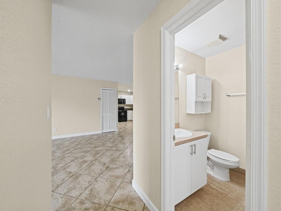 19 Guest Full Bathroom (1)