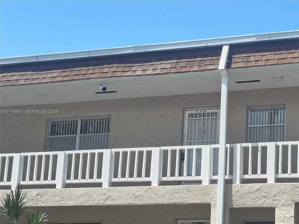 For Sale: $119,999 (2 beds, 2 baths, 907 Square Feet)