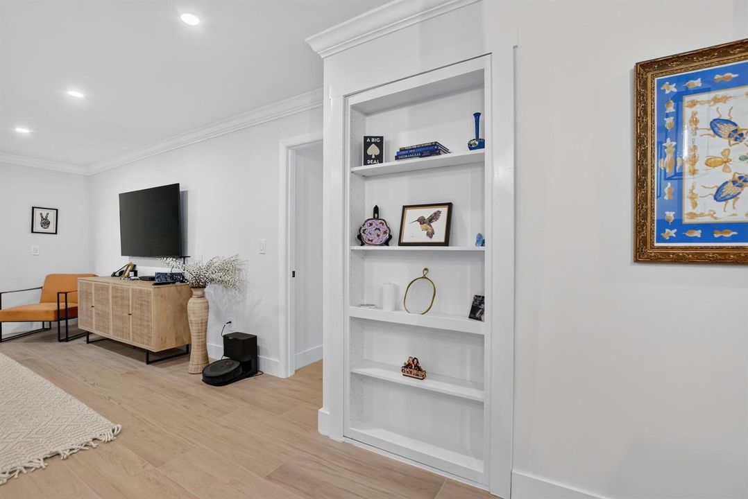 FRONT HIDDEN CLOSET