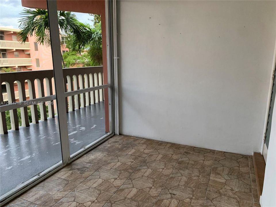For Sale: $149,000 (1 beds, 1 baths, 660 Square Feet)