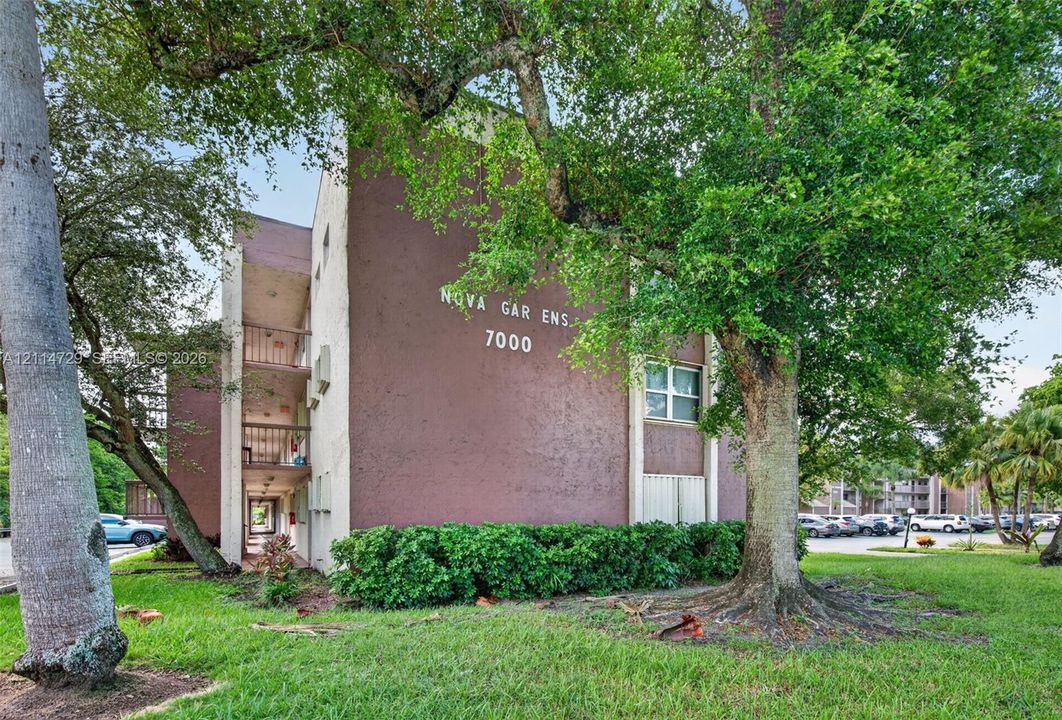 For Rent: $2,200 (2 beds, 2 baths, 1060 Square Feet)