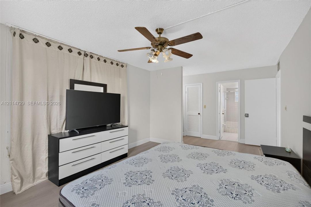 For Rent: $2,200 (2 beds, 2 baths, 1060 Square Feet)