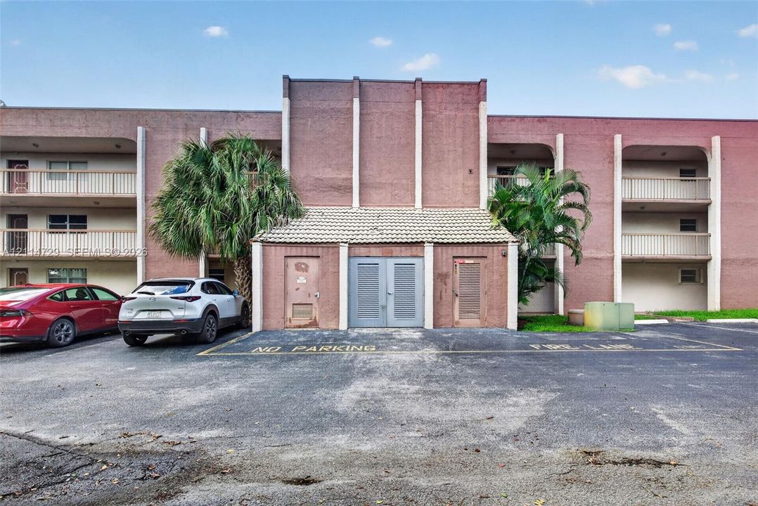 For Rent: $2,200 (2 beds, 2 baths, 1060 Square Feet)