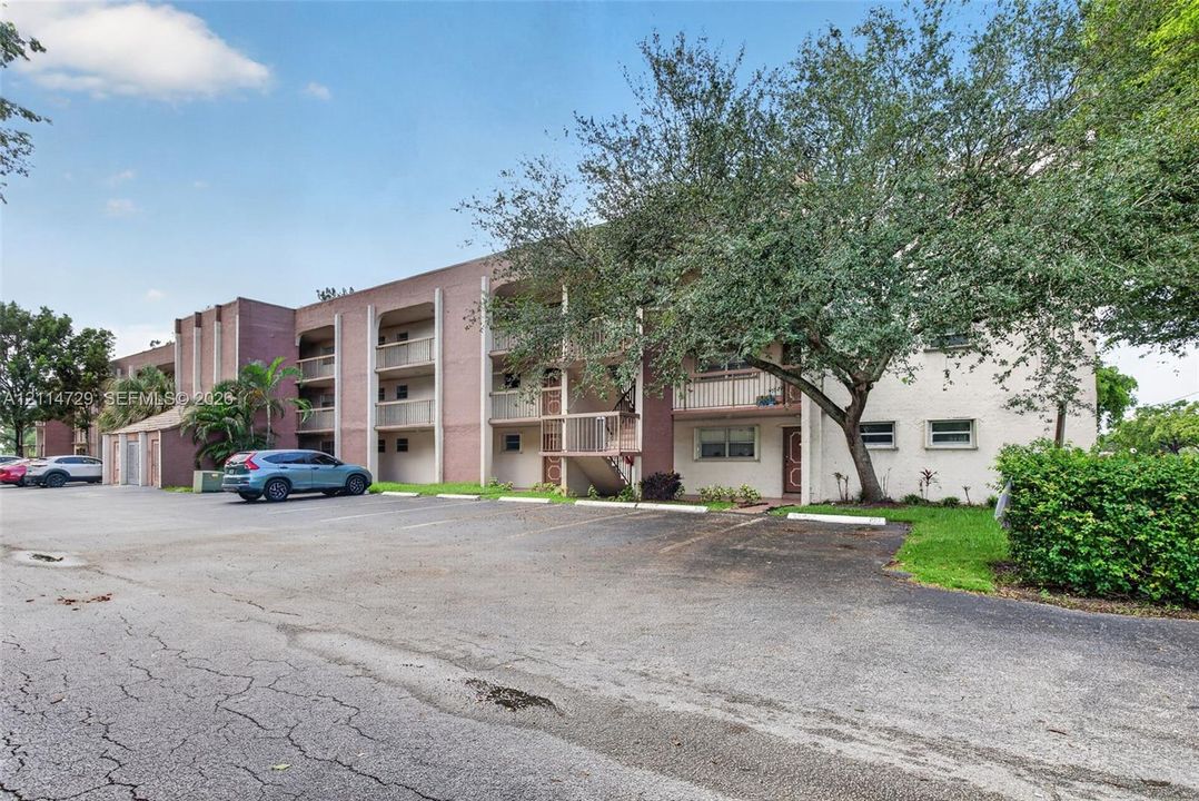 For Rent: $2,200 (2 beds, 2 baths, 1060 Square Feet)