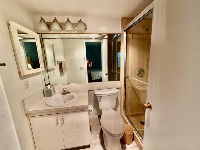 Bathroom w/Shower in Bedroom