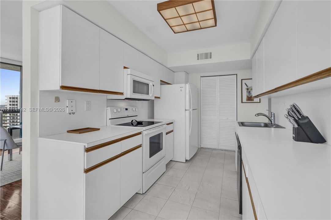 В аренду: $3,395 (2 спален, 2 ванн, 1361 Квадратных фут)