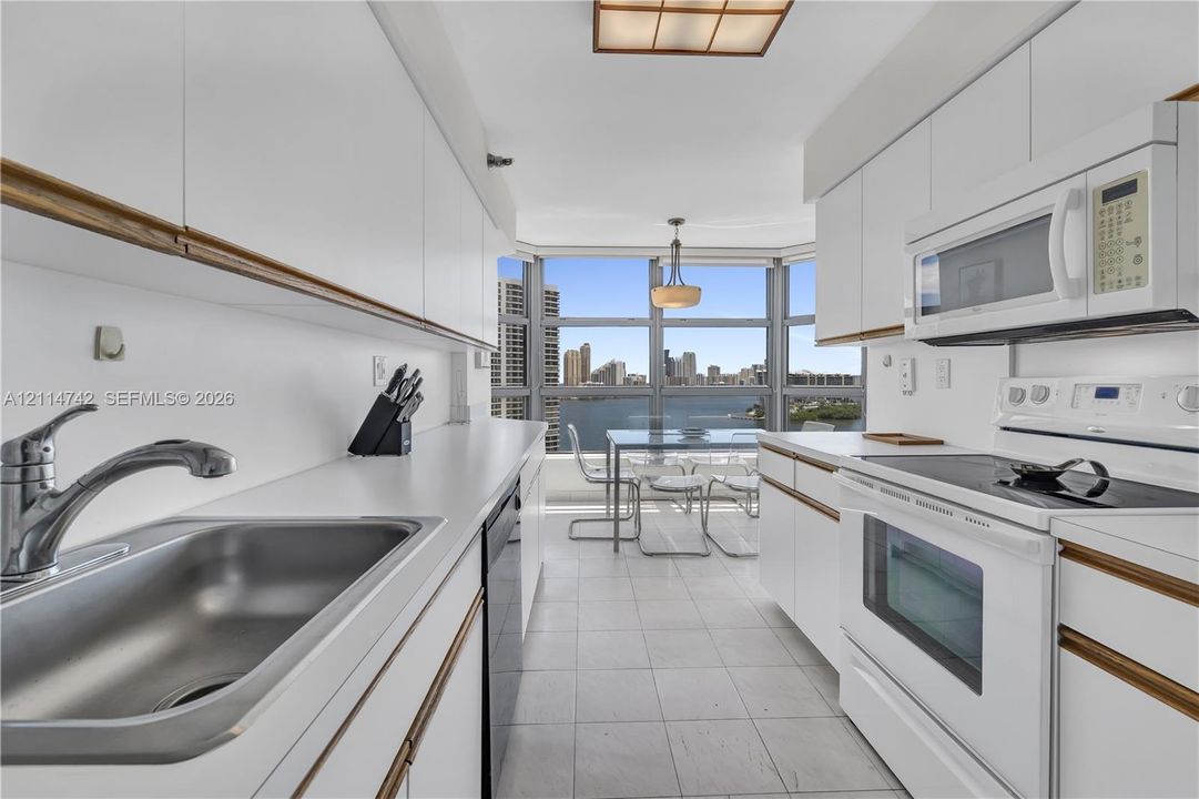 Kitchen dinning with an awesome view/