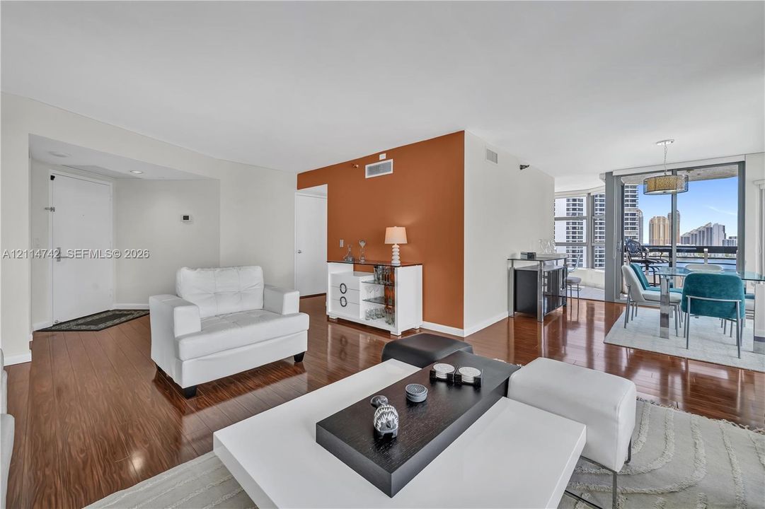 В аренду: $3,395 (2 спален, 2 ванн, 1361 Квадратных фут)