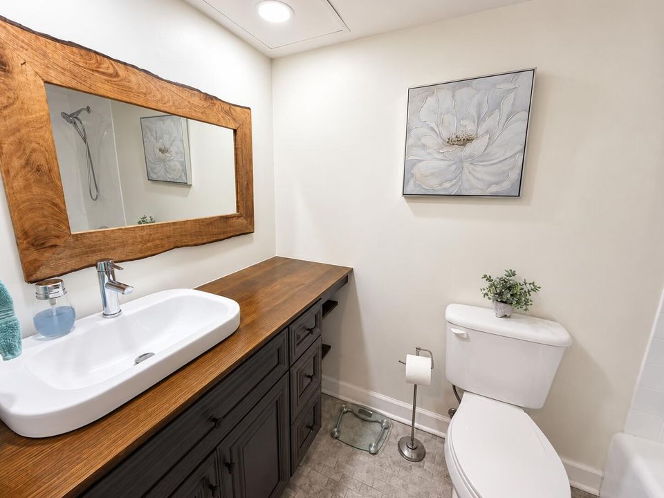 Baño moderno con detalles de madera y f