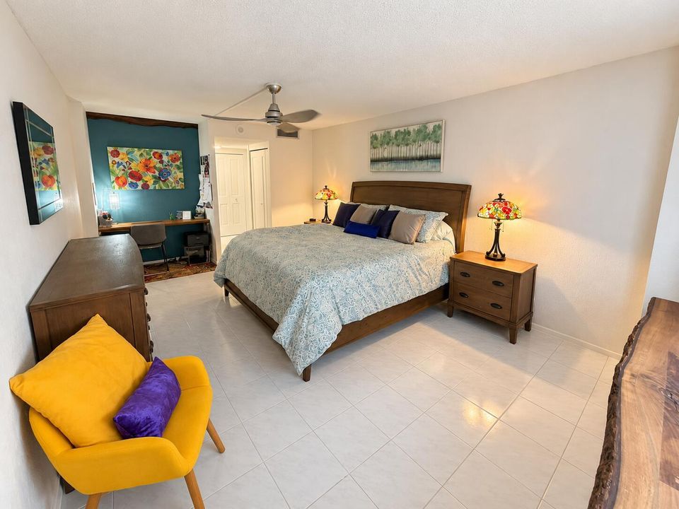 Dormitorio moderno con rincón de oficin