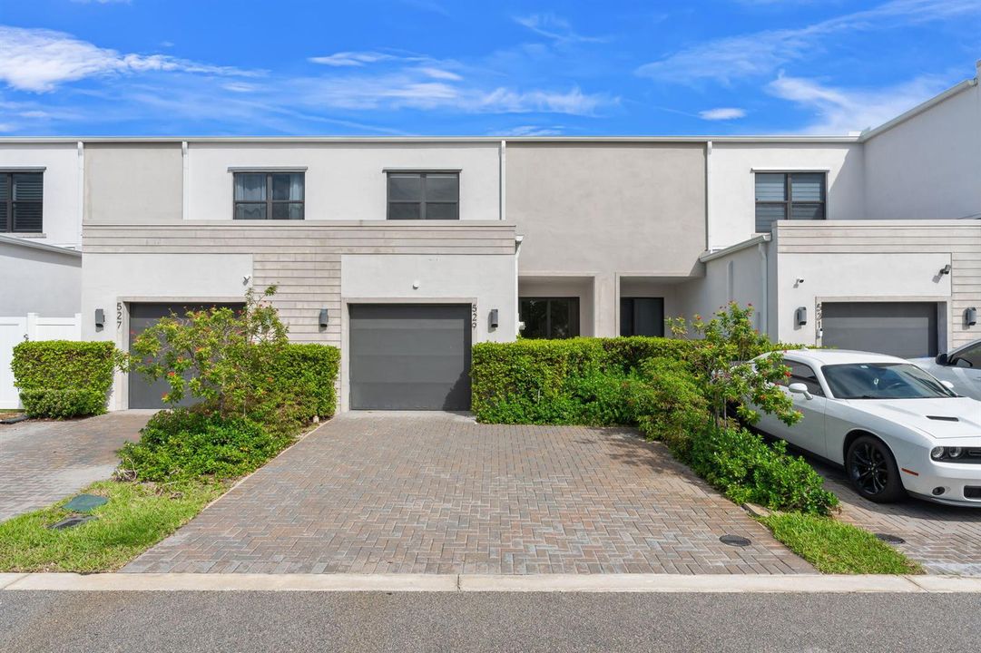 1-web-or-mls-529 NW 17th St, Fort Lauder