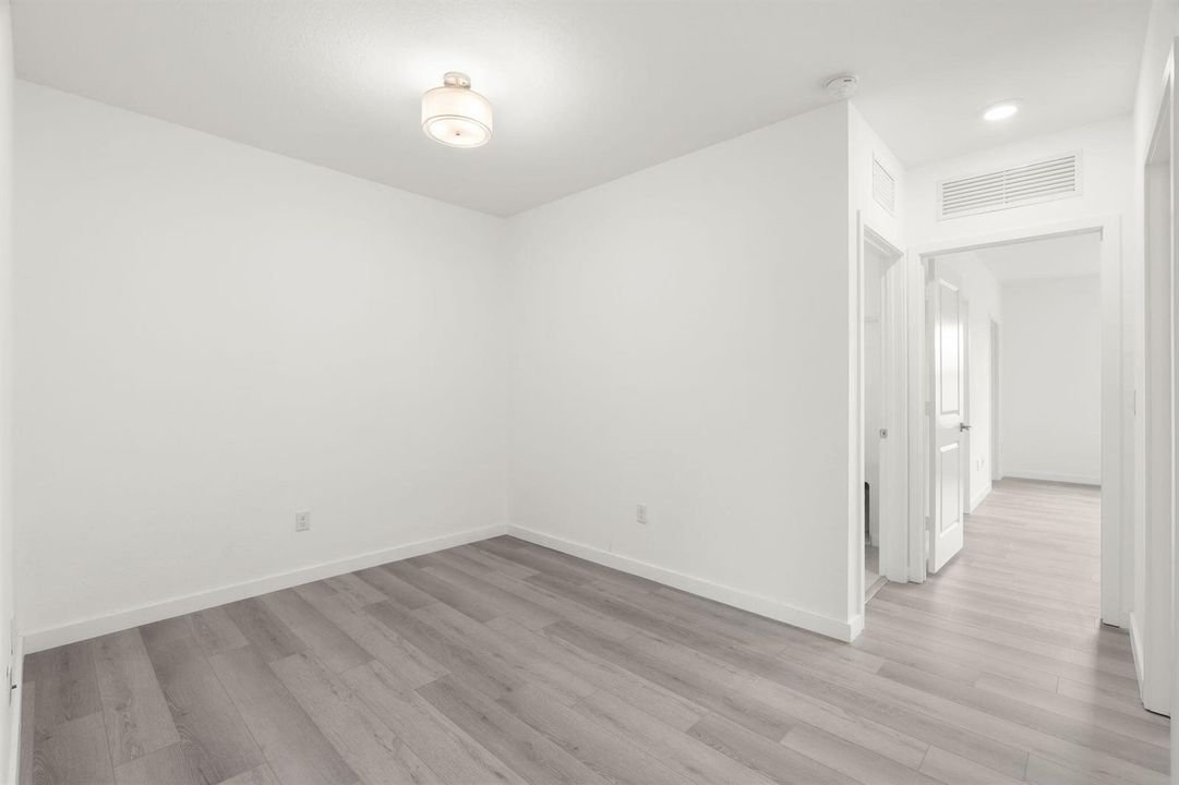 22-web-or-mls-529 NW 17th St, Fort Laude