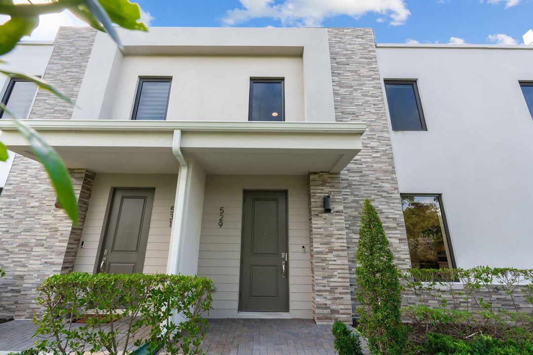 9-web-or-mls-529 NW 17th St, Fort Lauder