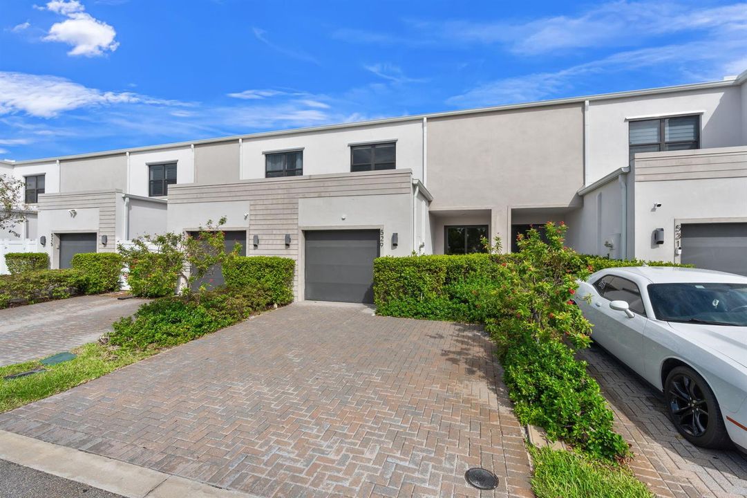 2-web-or-mls-529 NW 17th St, Fort Lauder