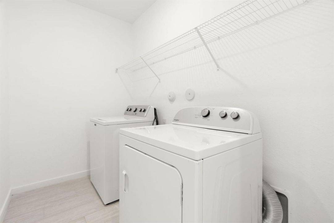 32-web-or-mls-529 NW 17th St, Fort Laude