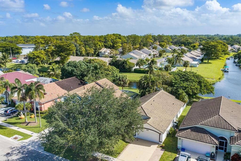 740lakewellingtondrwellington-21
