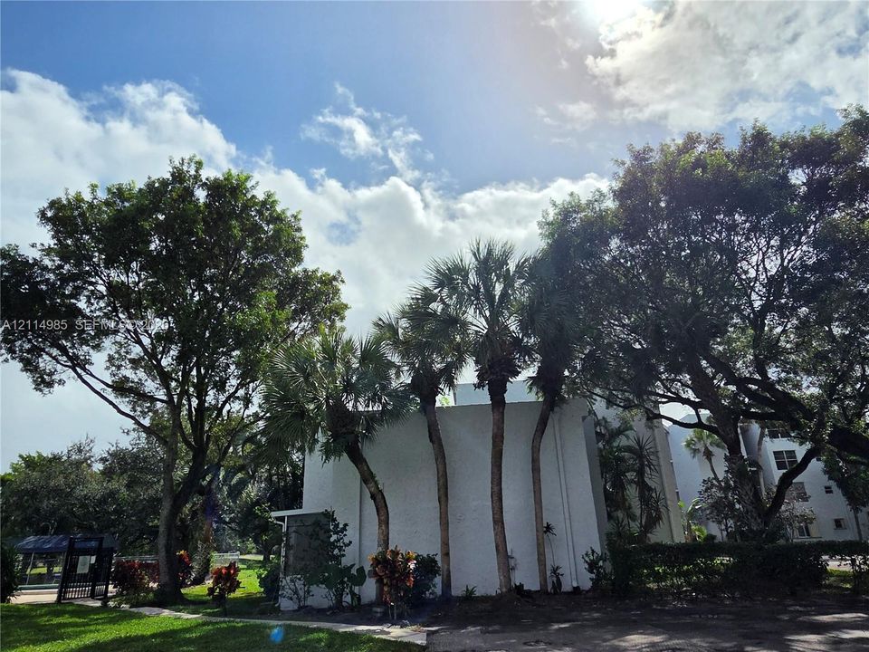 For Rent: $1,740 (1 beds, 1 baths, 654 Square Feet)