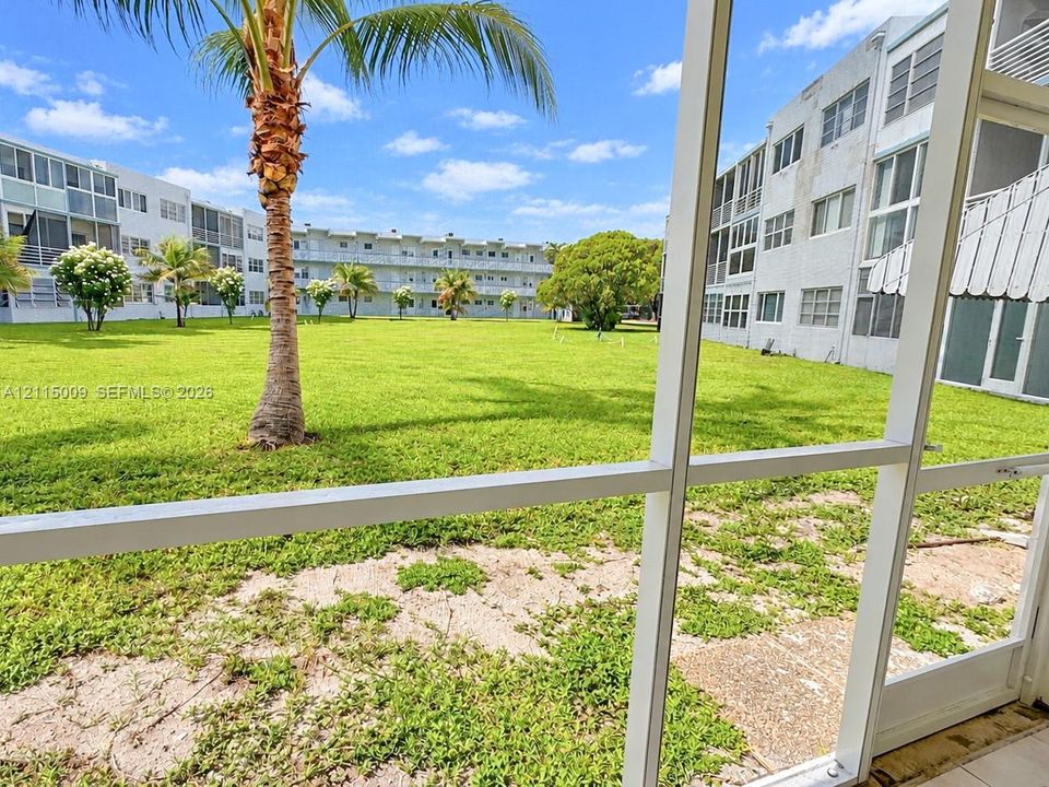 For Sale: $119,500 (1 beds, 1 baths, 703 Square Feet)