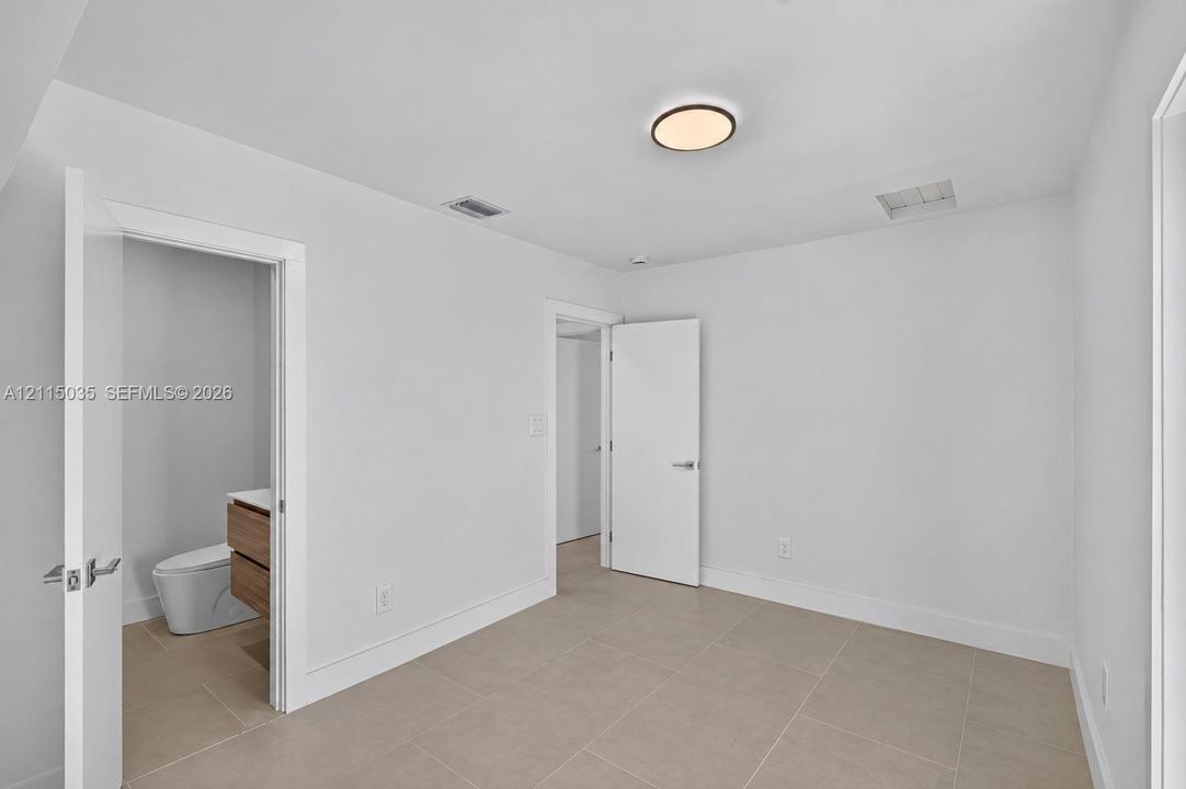 В аренду: $4,500 (3 спален, 2 ванн, 1056 Квадратных фут)