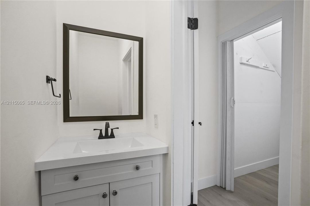 Half bathroom / first floor