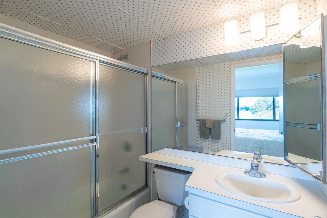 © Clark 2500 Presidential Way 405-011
