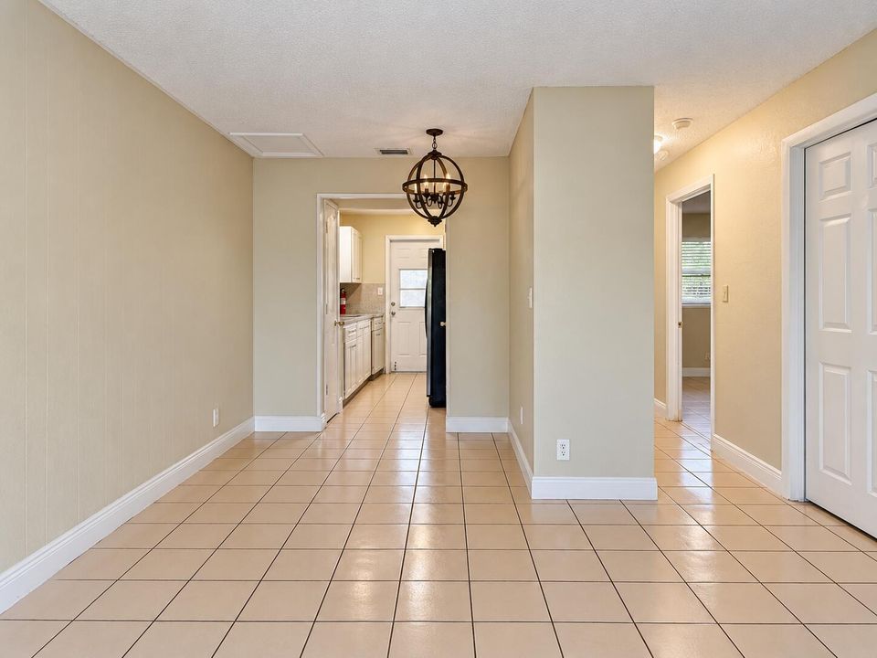 Bright, Clutter-Free Real Estate Interio