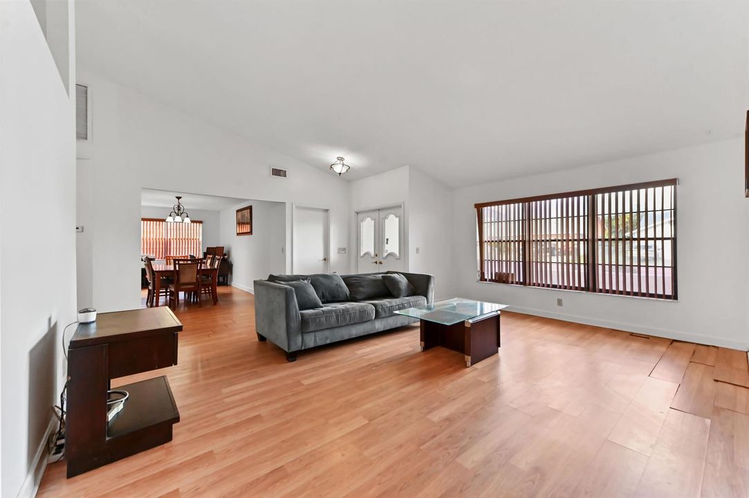 07 living room 04