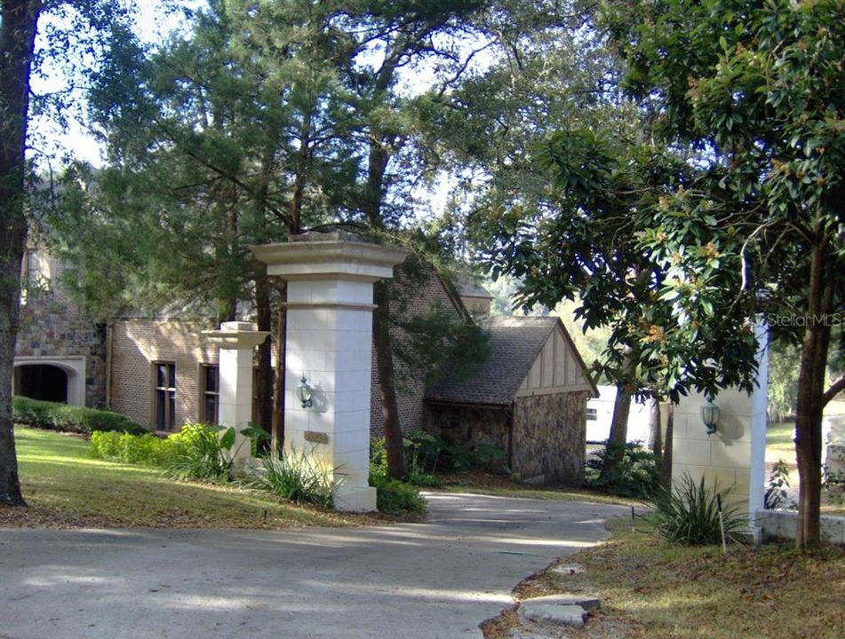 Vendido Recientemente: $250,000 (5 camas, 4 baños, 4376 Pies cuadrados)