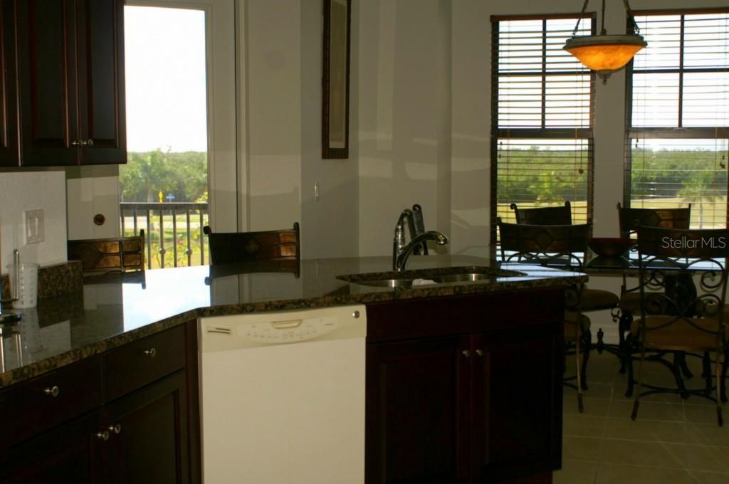 合同活跃: $2,800 (2 贝兹, 2 浴室, 1915 平方英尺)