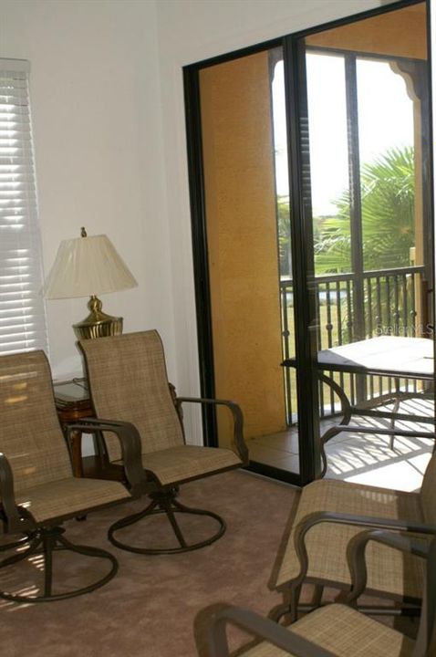 合同活跃: $2,800 (2 贝兹, 2 浴室, 1915 平方英尺)