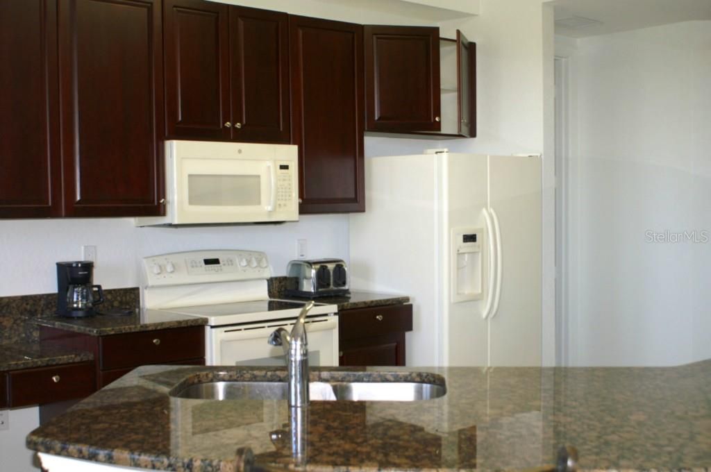 合同活跃: $2,800 (2 贝兹, 2 浴室, 1915 平方英尺)