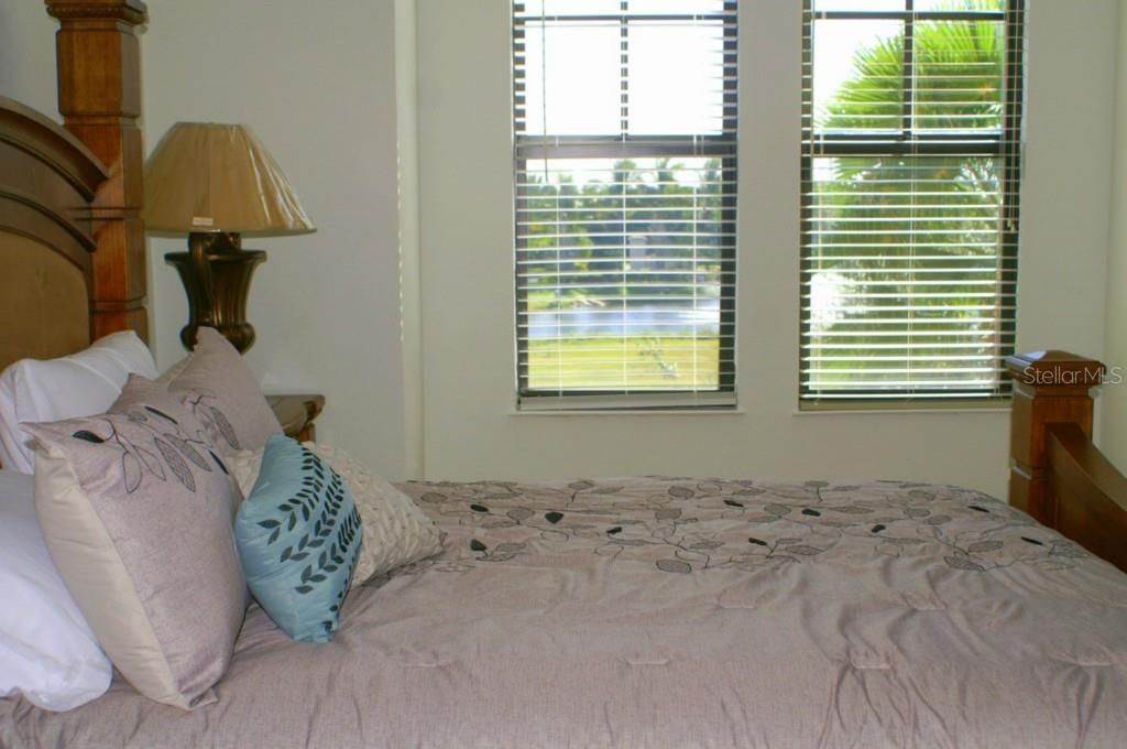 合同活跃: $2,800 (2 贝兹, 2 浴室, 1915 平方英尺)