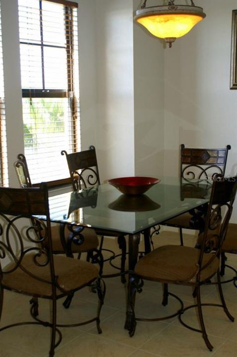 合同活跃: $2,800 (2 贝兹, 2 浴室, 1915 平方英尺)