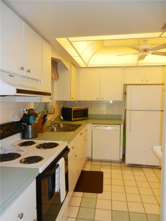 В аренду: $4,000 (2 спален, 2 ванн, 1167 Квадратных фут)
