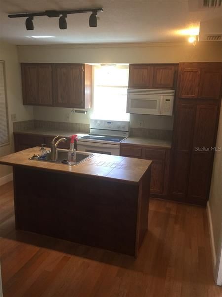 Recently Rented: $1,500 (2 beds, 1 baths, 1192 Square Feet)