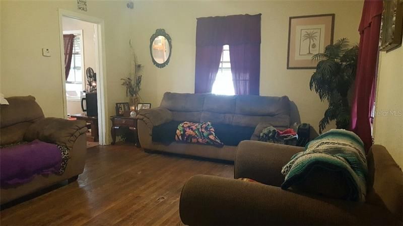 Recently Rented: $1,100 (2 beds, 1 baths, 864 Square Feet)
