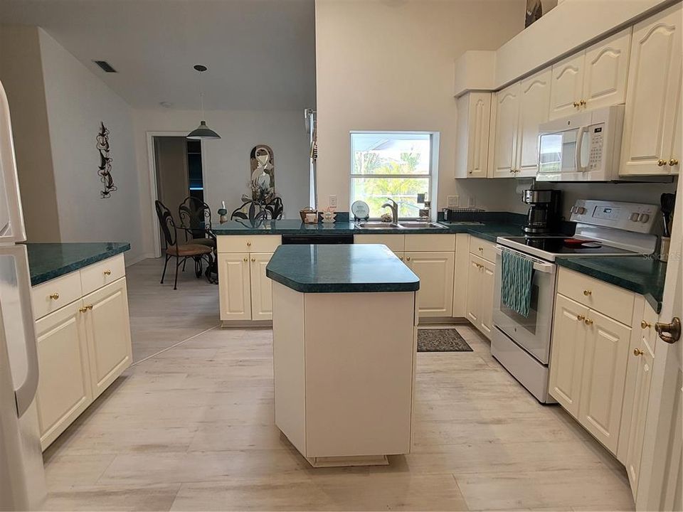 En Renta: $4,800 (3 camas, 2 baños, 2052 Pies cuadrados)