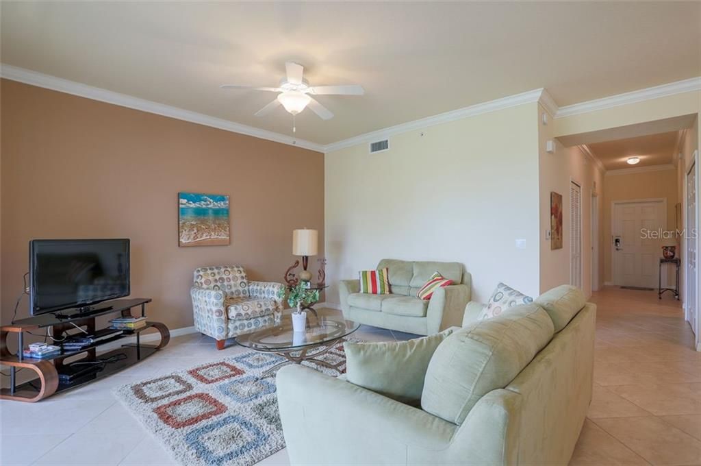 出租: $5,400 (2 贝兹, 2 浴室, 1156 平方英尺)