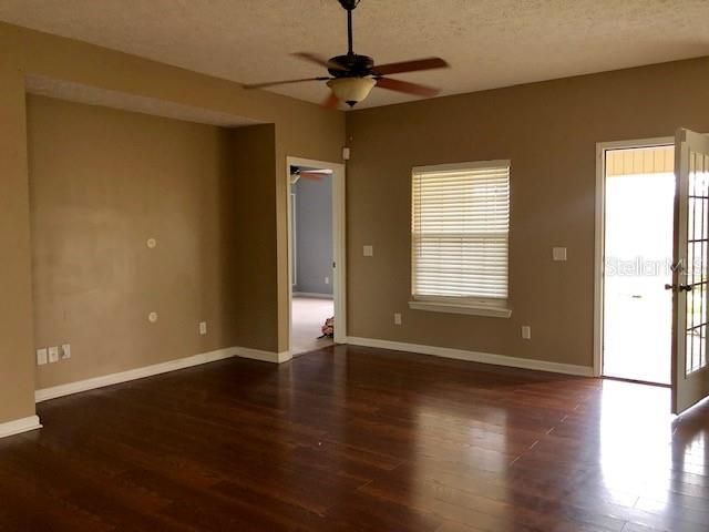 Recently Sold: $170,000 (3 beds, 2 baths, 1374 Square Feet)