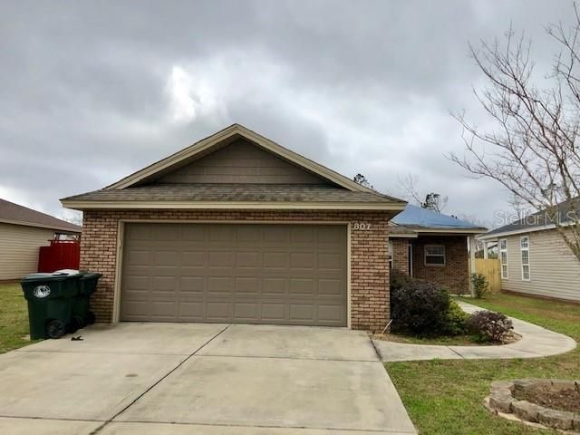 Recently Sold: $170,000 (3 beds, 2 baths, 1374 Square Feet)
